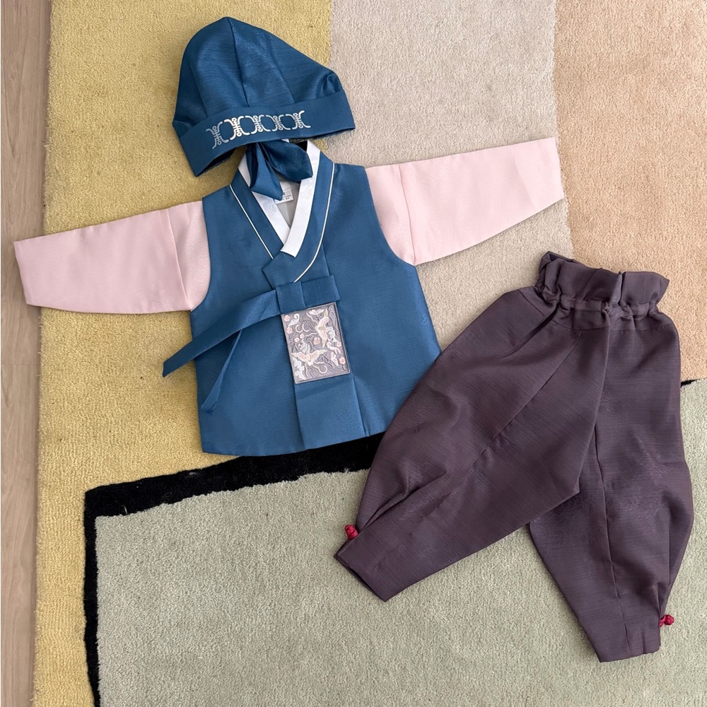Korean hanbok for a boy 12M but runs big